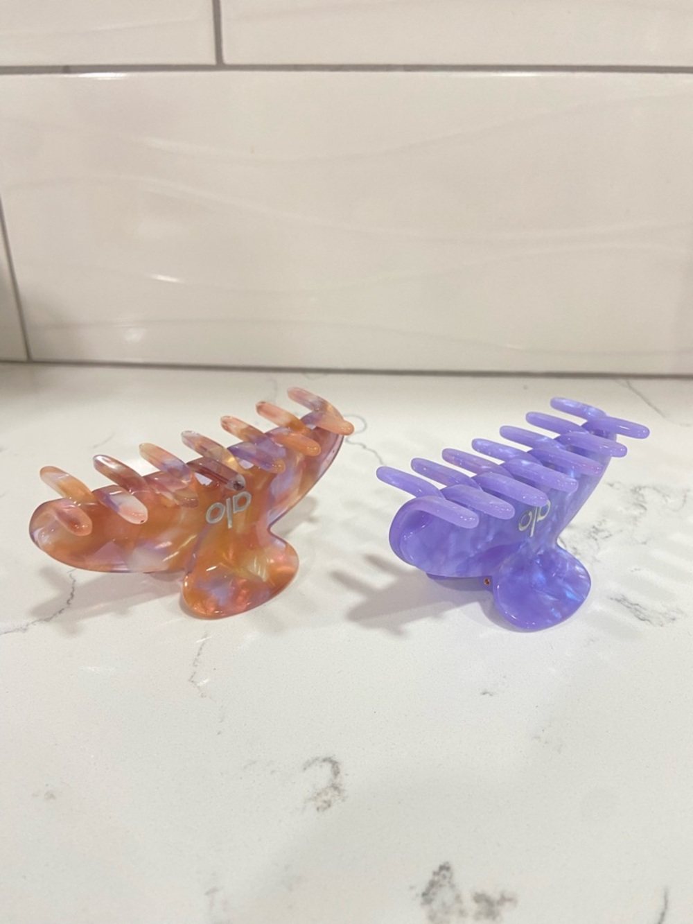 NWOT Alo 90’s Hair Claw Clips Bundle of 2 - Picture 4 of 4